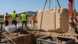 Extraen un bloque con una inscripción de casi cinco metros de los baños romanos de Fortuna