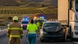 Un hombre de 87 años, muy grave tras chocar su turismo con un camión en la A-33