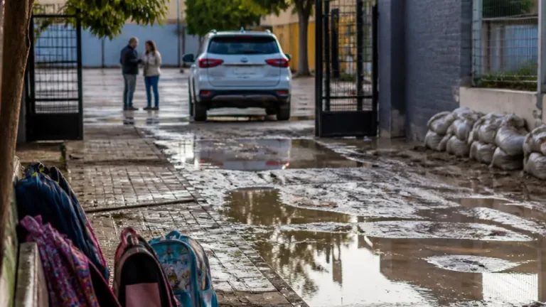 Familias de Los Alcázares critican las suspensiones de clase tras las lluvias y piden soluciones definitivas