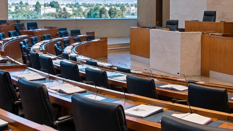 La reforma del Mar Menor enfrenta al PP con la oposición en la Asamblea